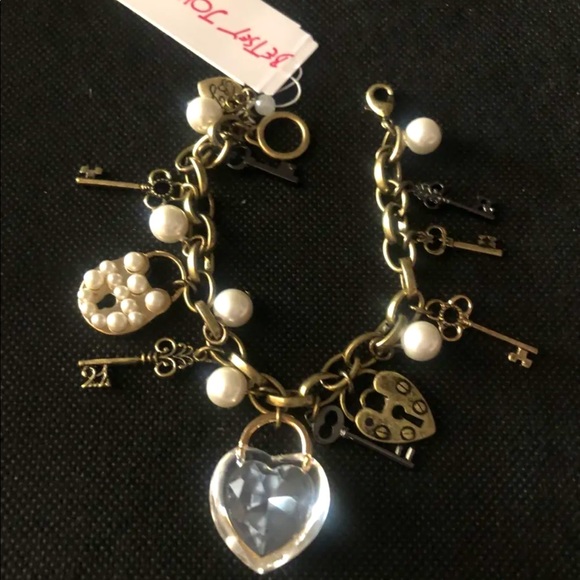 Betsey Johnson Gold Tone Brass Ox Lock & Key Charm Bracelet Crystal/Faux Pearl - Picture 2 of 8